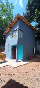 una pequeña casa azul y blanca con en Chalés D'Lis, en Lençóis