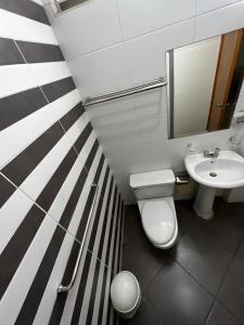 皮烏拉的住宿－Hotel Reycer，浴室配有白色卫生间和盥洗盆。
