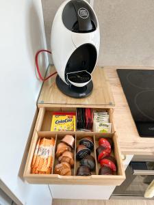 a toaster sitting on top of a table next to a box of food at Airiños da ría in Pontevedra