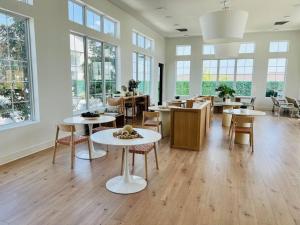 Restaurace v ubytování Charming Home: 2BD/2BA in Kyle, TX!