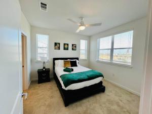 Giường trong phòng chung tại Charming Home: 2BD/2BA in Kyle, TX!