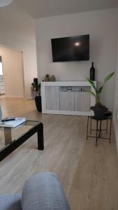 Μια τηλεόραση ή/και κέντρο ψυχαγωγίας στο Casa Mucha