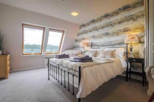 um quarto com uma cama grande e uma grande parede em Serendipity ~ Romantic Hideaway in Ambleside em Ambleside