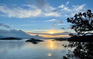 Gambar di galeri bagi Waterfront deluxe private room with breakfast di Nanoose Bay