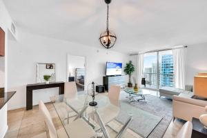 a living room with a glass table and chairs at Modern 1 Bed in the Heart of Brickell With Free Parking in Miami