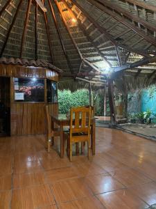TV a/nebo společenská místnost v ubytování Mauras Tropical Mini Hostel & Tours