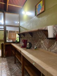 Kuchyň nebo kuchyňský kout v ubytování Mauras Tropical Mini Hostel & Tours