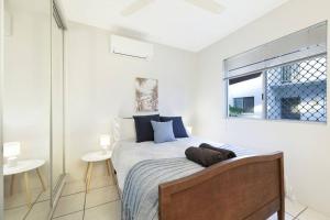 - une chambre avec un grand lit et des oreillers bleus dans l'établissement Premium apartment at Parap, à Paraparap
