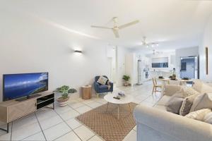 sala de estar con sofá y TV en Premium apartment at Parap en Parap