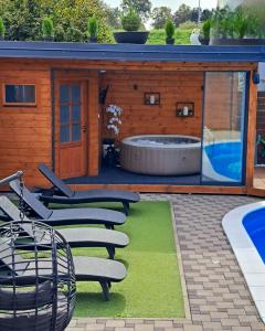 un gruppo di sedie a sdraio su un patio con piscina di "Oasis of Peace Zagreb-Apartments" a Zagabria