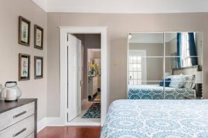 Uma cama ou camas num quarto em Shotgun Craftman House with Private Patio