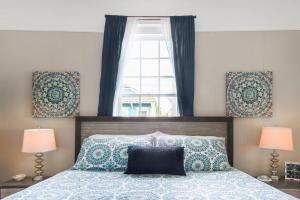 Un pat sau paturi într-o cameră la Shotgun Craftman House with Private Patio