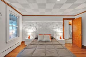 Brand New Stylish Noho Apartment tesisinde bir odada yatak veya yataklar