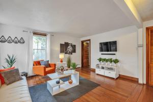 un soggiorno con divano e tavolo di Brand New Stylish Noho Apartment a Northampton