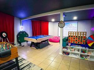 Piljardilaud majutusasutuses Zen Spa Oasis Retreat Sauna/Hotub/Firepit/Fun/Gameroom
