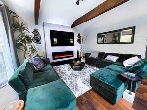 Posezení v ubytování Zen Spa Oasis Retreat Sauna/Hotub/Firepit/Fun/Gameroom