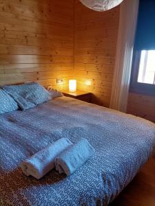 a bedroom with a bed with two towels on it at REFUGIO La Pared in La Pared