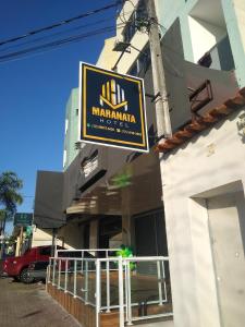 una señal para un restaurante manuana al lado de un edificio en Maranata Hotel en Aparecida