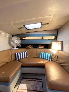 a living room with a brown leather couch in a trailer at Beamar 2 in Valencia
