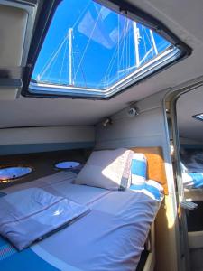 a bed in the back of a boat with a window at Beamar 2 in Valencia