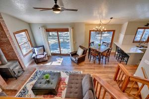 uma sala de estar com um sofá e uma mesa em Quaint home in the Pines em Flagstaff