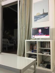 een woonkamer met een televisie op een witte plank bij Suite Monte Golf à Playa del Cura, Grande Canarie, le Soleil toute l’année, ici c’est possible ! in Playa del Cura