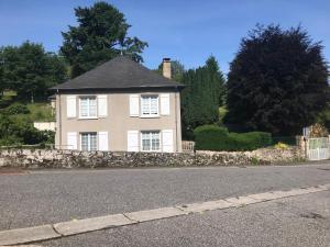 une maison sur le côté d'une route dans l'établissement Le clos du 10, à Treignac