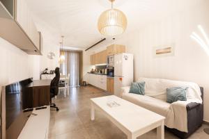 ein Wohnzimmer mit einem Sofa, einem Tisch und einer Küche in der Unterkunft Top location! Cozy 1-BR flat in Gżira