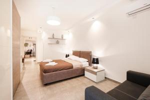 1 dormitorio con 1 cama y 1 sofá en Top location! Cozy 1-BR flat, en Il-Gżira