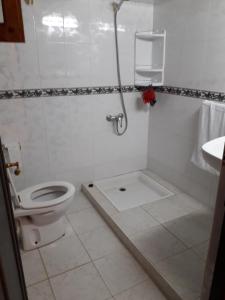 y baño con aseo, ducha y lavamanos. en Appartement Moderne 3 Chambres, en Fez