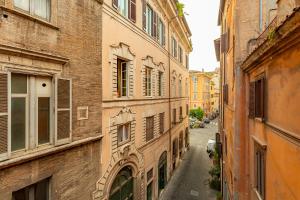 un callejón entre dos edificios en una ciudad en Old Monserrato in Campo de' Fiori en Roma