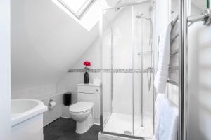 Ένα μπάνιο στο Garland Penthouse - Large 2 bed 2 bath self contained flat