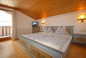 Letto o letti in una camera di Frühstücks- & Apartmenthaus Maislau
