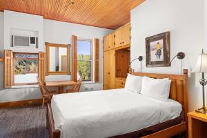 מיטה או מיטות בחדר ב-Independence Square 301, Great Hotel Room with Excellent Location & Rooftop Hot Tub