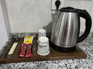 Příslušenství pro přípravu čaje a kávy v ubytování Limon Suites
