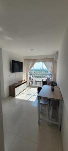 uma sala de estar com uma mesa e uma televisão em Hermoso apartamento cerca a las playas de Marbella en Cartagena em Cartagena das Índias
