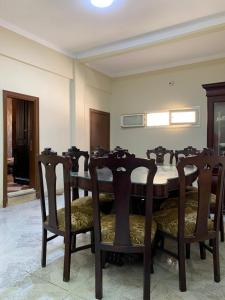 uma sala de jantar com uma mesa e quatro cadeiras em رويال ماجيك no Cairo