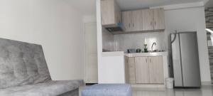 uma sala de estar com um sofá e um frigorífico em Apartamento Neiva em Neiva