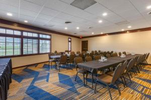 Best Western Plus Butte Plaza Inn في بوتي: قاعة اجتماعات فيها طاولات وكراسي