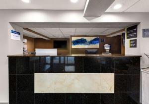 an office lobby with a large marble counter top at Best Western Adena Inn in Chillicothe +51 photos