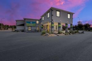 una rappresentazione della parte anteriore di un edificio di SureStay Hotel by Best Western Manning a Manning