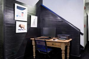 阿斯潘Independence Square 311, Best Location! Hotel Room with Rooftop Hot Tub in Aspen的办公室,桌子上装有电脑