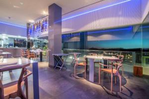 Restauracja lub miejsce do jedzenia w obiekcie Higuerón Hotel Curio Collection by Hilton