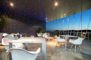 Restauracja lub miejsce do jedzenia w obiekcie Higuerón Hotel Curio Collection by Hilton