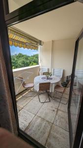 A balcony or terrace at Rheingau Vinegard Getaways Holiday Rental