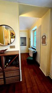 トリノにあるCharming Liberty Flatのバスルーム(鏡、洗面台付)