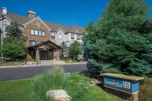 una casa con un cartel delante en Sonesta ES Suites Denver South Park Meadows, en Lone Tree