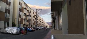 una calle de la ciudad con coches y edificios aparcados en Apartamento Neiva, en Neiva