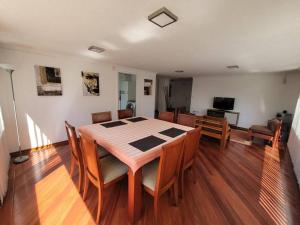 - une salle à manger avec une table et des chaises dans l'établissement Lujoso apartamento en Bellavista, à Quito