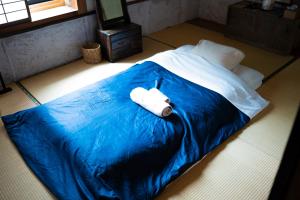 Postel nebo postele na pokoji v ubytování 古民家宿Tani House Itaya -セルフチェックイン